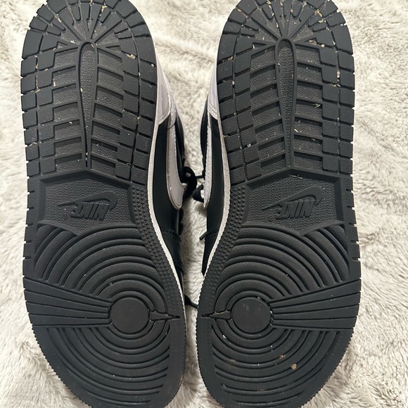 NIKE AIR JORDAN 1 RETRO HIGH OG BLACK / WHITE FD1437 010-Youth Size 6Y - Picture 11 of 11